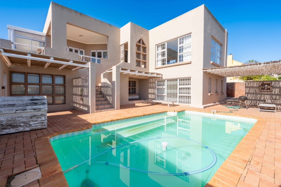 8 Bedroom Property for Sale in Middedorp Western Cape